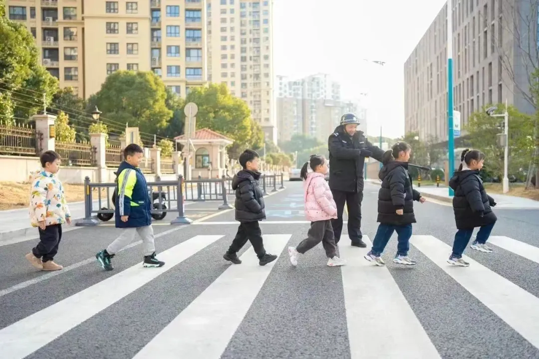 面对突如其来的伤害，应怎样紧急避险？
